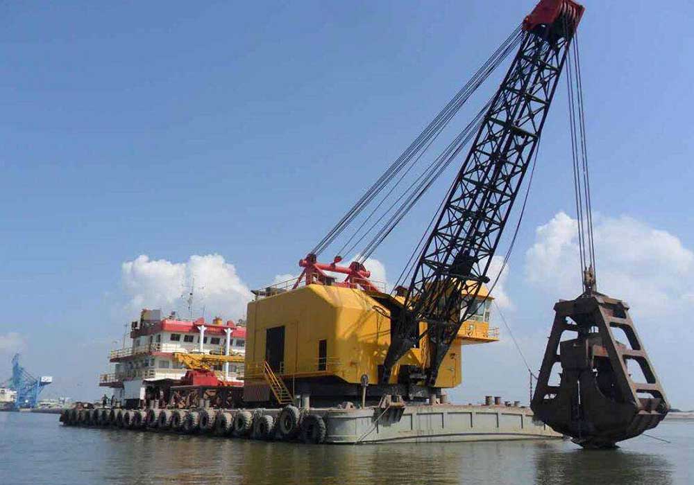 Dredger and deck cranes