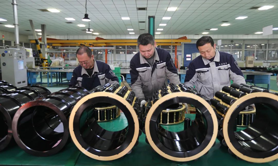 On February 2, ZWZ Group employees were assembling the planetary carrier bearing of the wind power gearbox