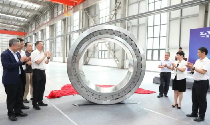 The world's largest 22-meter ring rolling machine full range of bearings rolled off the production line in the group company.png