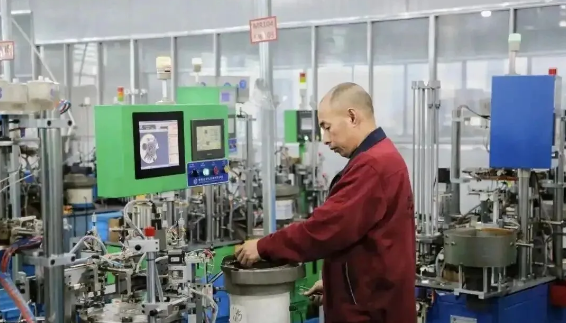 Workers at Guizhou Youlikai Precision Bearing Co., Ltd. operate automated equipment..png