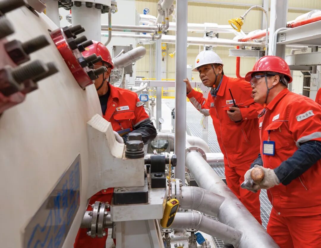 Installation of China's first domestically produced two-cylinder two-stage 40 MPa centrifugal compressor at Yaha gas storage facility, July 2025