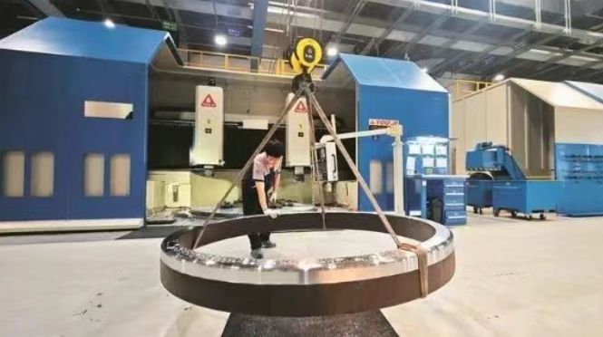Employees of ZWZ Wind Power Main Shaft Bearing Company are hoisting a wind power bearing product. 