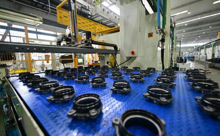 Digital smart factory production line at Changjiang Bearing's Donggang facility, showcasing automated wheel hub bearing manufacturing with improved efficiency from digital upgrades. Digital smart factory production line at Changjiang Bearing's Donggang facility, showcasing automated wheel hub bearing manufacturing with improved efficiency from digital upgrades.